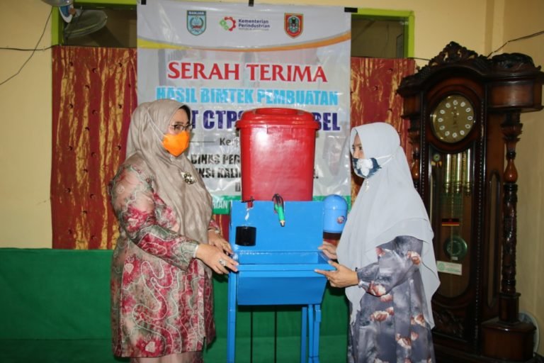 Ketua TP PKK Dan Kadis Perindag Bagikan Alat Cuci Tangan Portabel Ke Pesantren Dan TPA 2 WhatsApp Image 2020 10 19 at 13.58.08