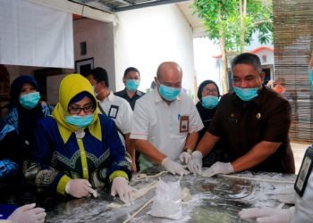 Koperasi di Banjarbaru Memproduksi Amplang, Nadjmi Adhani : Rasanya Enak dan Gurih
