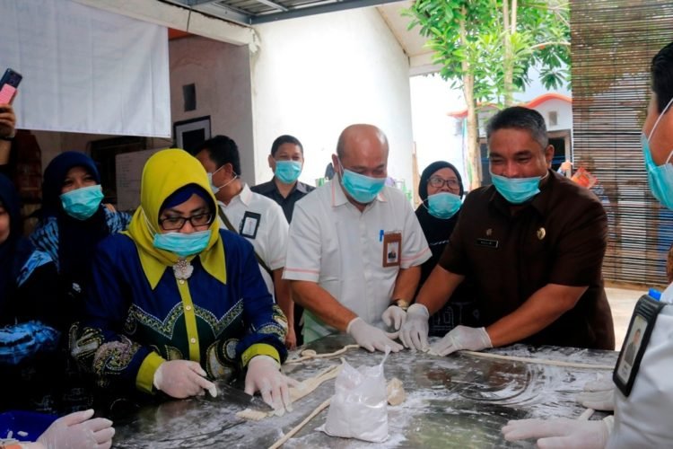 Koperasi di Banjarbaru Memproduksi Amplang, Nadjmi Adhani : Rasanya Enak dan Gurih