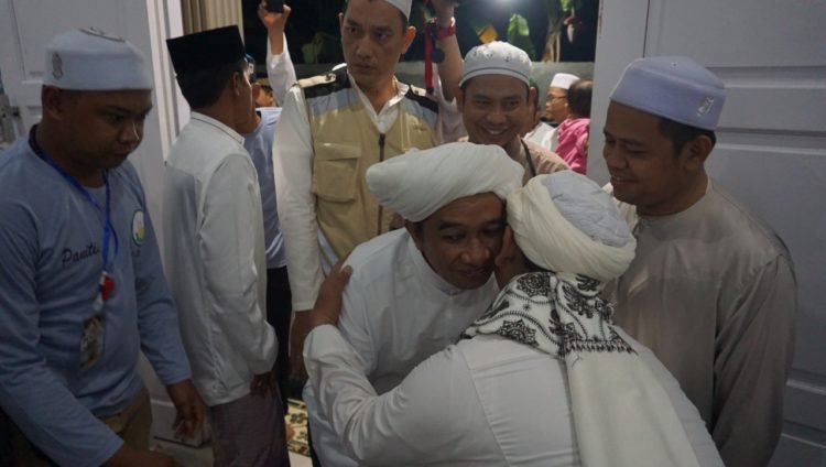 Guru Zuhdi : Jangan Lagi Mencari Pujian, Kehormatan dan Segala Bentuk Apapun yang Itu Adalah Kebesaran