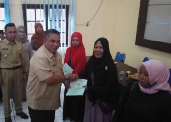 Nadjmi Adhani Serahkan Ratusan Sertifikat Tanah