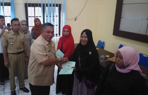 Nadjmi Adhani Serahkan Ratusan Sertifikat Tanah