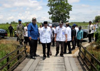 Bupati Banjar Tinjau langsung Pembangunan Jalan Poros Desa Penggalaman Akses Menuju Bandara