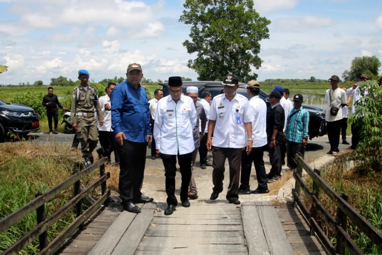 Bupati Banjar Tinjau langsung Pembangunan Jalan Poros Desa Penggalaman Akses Menuju Bandara