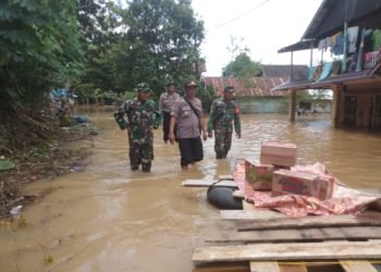 Empat Desa Terendam Banjir, Danramil Pengaron Bersama Polsek Siaga Dan Terus Melakukan Pemantauan Dan Berikan Bantuan