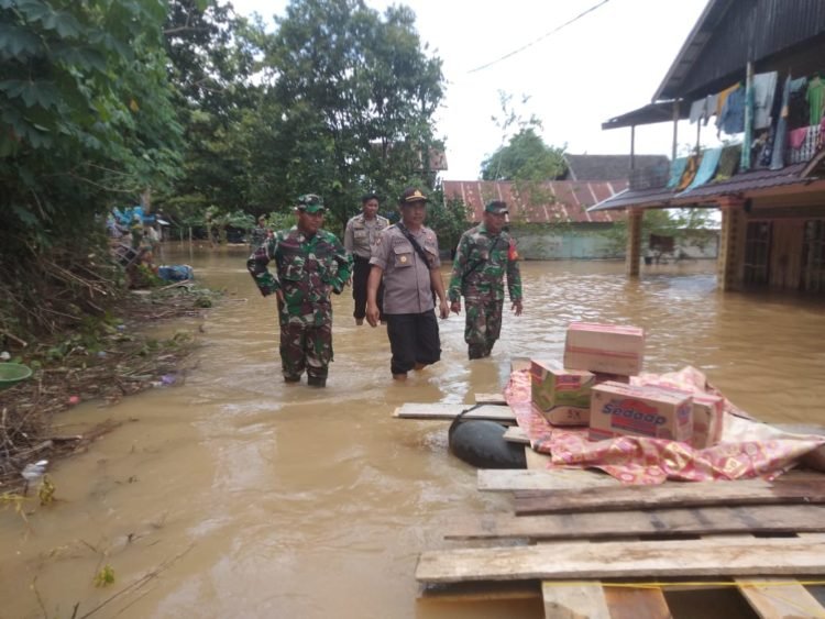 Empat Desa Terendam Banjir, Danramil Pengaron Bersama Polsek Siaga Dan Terus Melakukan Pemantauan Dan Berikan Bantuan