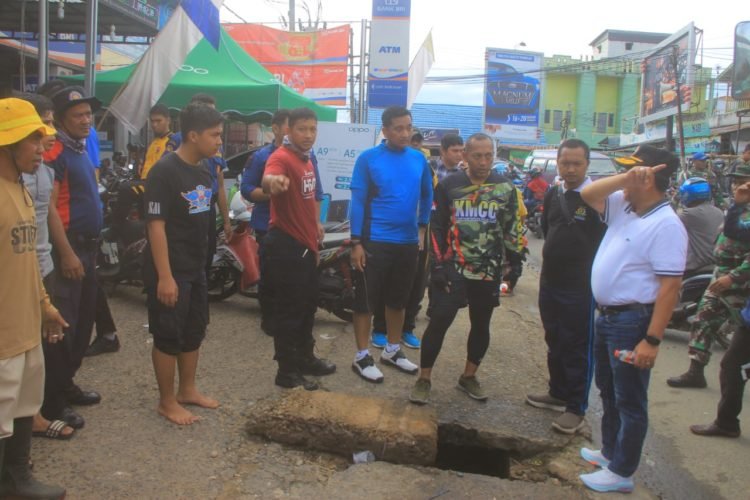 Jelang Pelaksanaan Haul Sekumpul, TNI, Polri, Pemerintah Serta Relawan Gabungan Bersihkan Sekitaran Ar- Raudhah