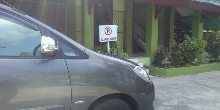 Dosen, Tapi Parkir Sembarangan?