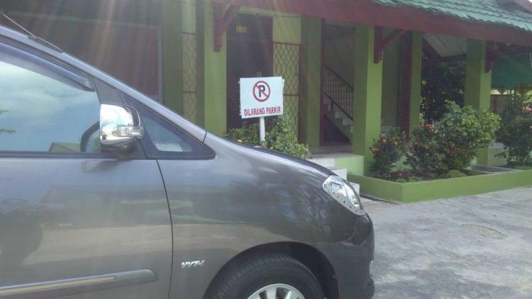 Dosen, Tapi Parkir Sembarangan?