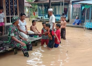 Ratusan Rumah Warga Tergenang Air, Babinsa Simpang Empat Disiagakan