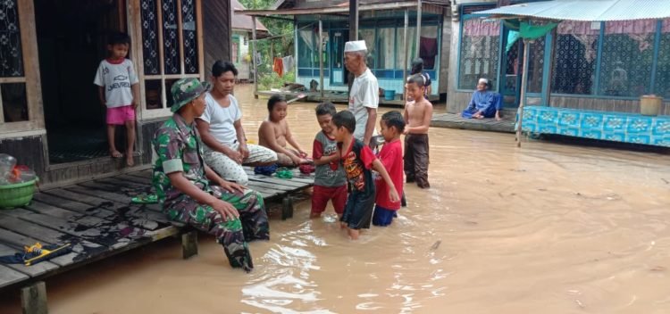 Ratusan Rumah Warga Tergenang Air, Babinsa Simpang Empat Disiagakan