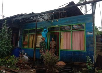 Hujan Deras Disertai Angin Kencang Rusak Atap Rumah Warga