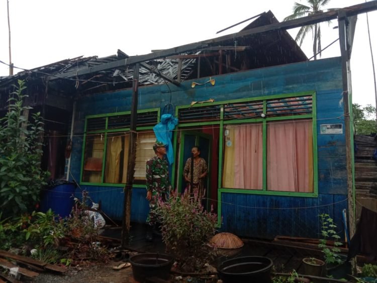 Hujan Deras Disertai Angin Kencang Rusak Atap Rumah Warga