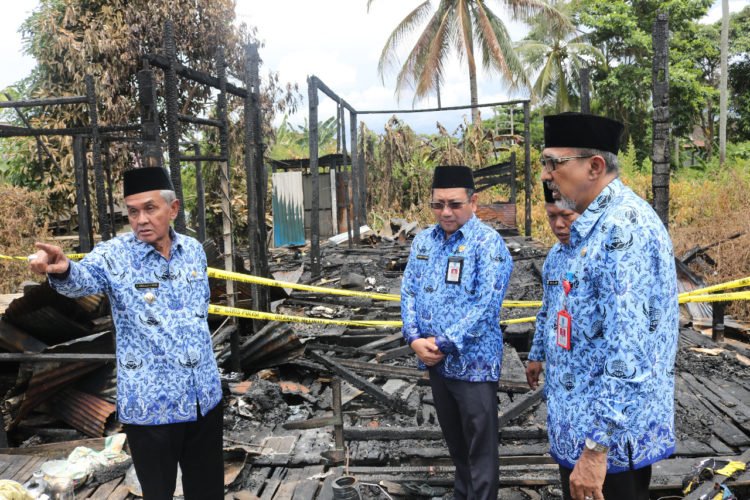 Bupati Banjar Serahkan Bantuan Untuk Korban Kebakaran