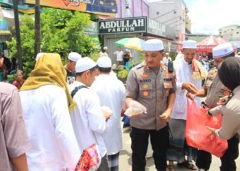 Kapolres Banjar Bagikan Snack Untuk Jamaah Haul