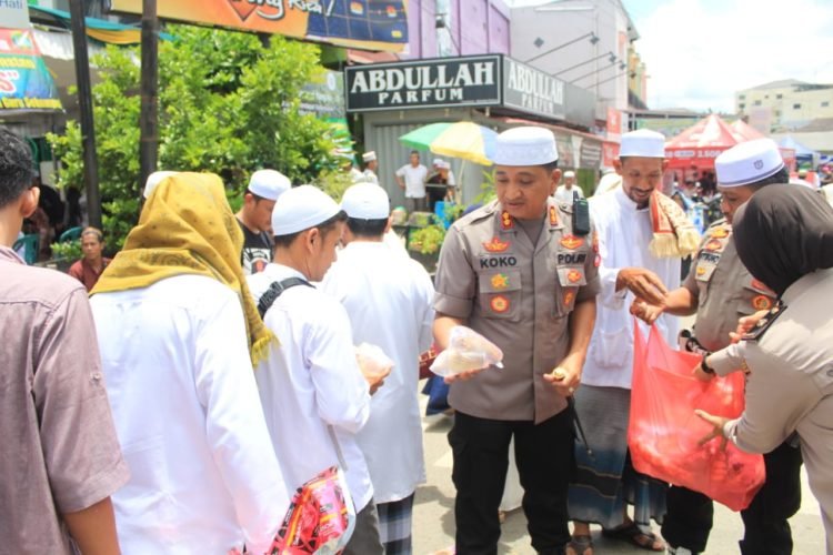 Kapolres Banjar Bagikan Snack Untuk Jamaah Haul