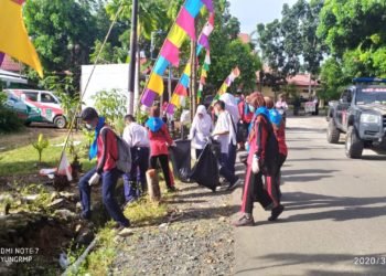 Anggota PMR Bersihkan Sampah Pasca Haul Guru Sekumpul