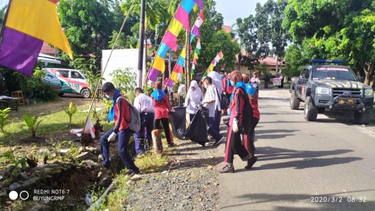 Anggota PMR Bersihkan Sampah Pasca Haul Guru Sekumpul