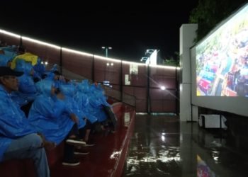 Unik, Warga Kenakan Jas Hujan Saat Nonton Film, Katinah : Banjarbaru is The Best