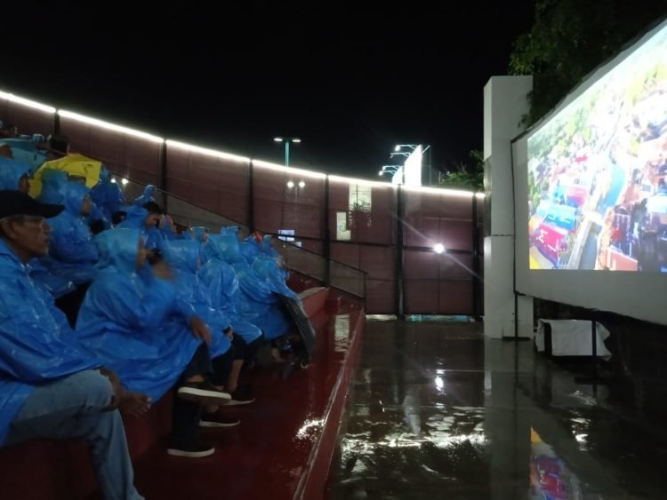 Unik, Warga Kenakan Jas Hujan Saat Nonton Film, Katinah : Banjarbaru is The Best