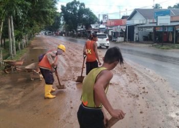 Lita : Jalan RO Ulin Dibersihkan Setiap Hari, Pihak Kontraktor Bingung di Katakan Tidak Membersihkan