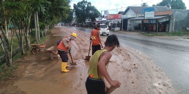 Lita : Jalan RO Ulin Dibersihkan Setiap Hari, Pihak Kontraktor Bingung di Katakan Tidak Membersihkan