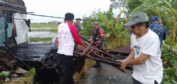 Angin Puting Beliung Terjang Rumah Warga Dua Kecamatan, TNI Turun