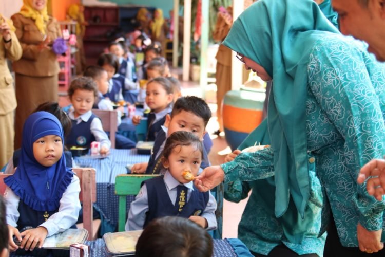 Dinas Perikanan Kabupaten Banjar Ajarkan Gemar Makan Ikan Kepada Anak Usia Dini
