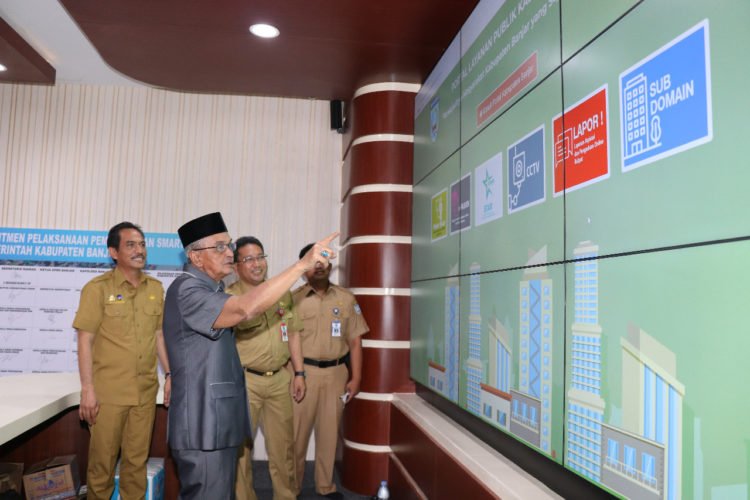 Dinas Kominfo Persentasi Dihadapan Bupati Banjar Tentang Porta Pelayanan Publik