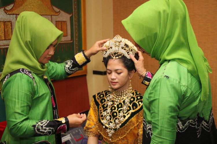 Lestarikan Budaya Adat Dengan Rias Pengantin Banjar