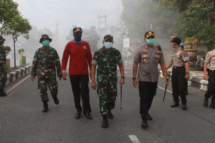 Kerahkan Mobil, Kapolres Bersama Dandim Martapura Sterilkan Jalan