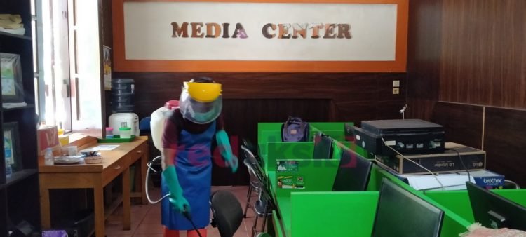 Media Center Banjar Juga Di Semperot Dengan Desinfektan