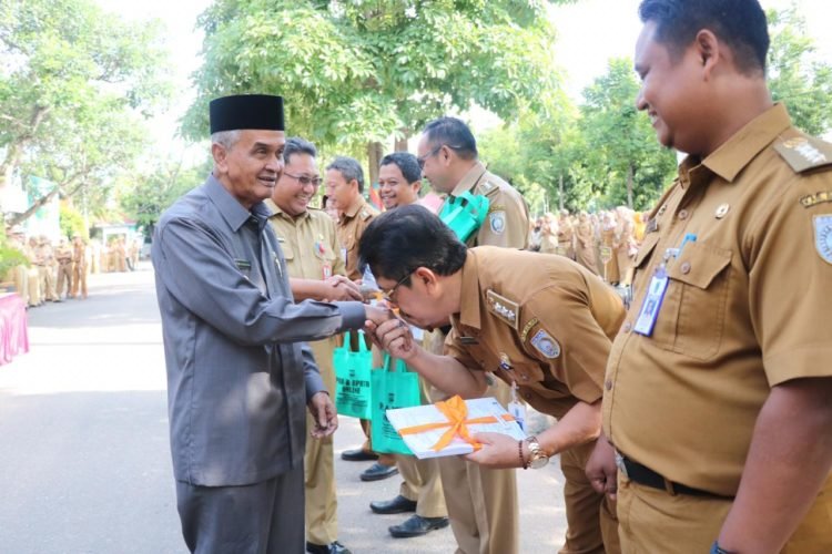 Bupati Banjar Serahkan SPPT PBB Dan DHKP Tahun 2020 Kepada Lima Kecamatan