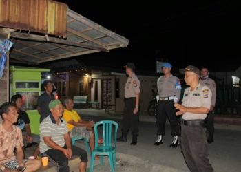 Patroli Cipta Kondisi, Polisi Berikan Himbauan Kepada Warga Yang Berkerumun Untuk Cegah Covid-19