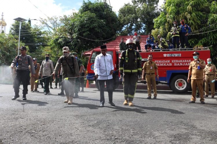 Memutus Mata Rantai Corona, Pemerintah Kabupaten Banjar Semprotkan Disinfektan
