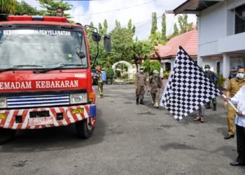 Mobil Pemadam Berubah Jadi Penyemperot Disinfektan
