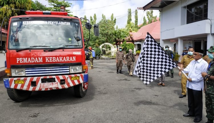 Mobil Pemadam Berubah Jadi Penyemperot Disinfektan