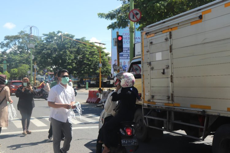 Bagikan Masker Di Saat Lagi Mahal