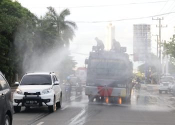 Polres Banjarbaru Semprotkan Cairan Disinfektan