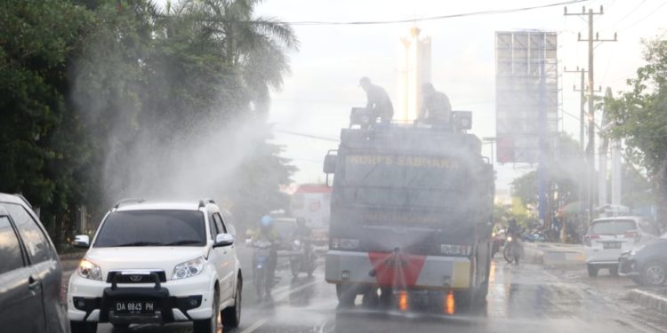 Polres Banjarbaru Semprotkan Cairan Disinfektan