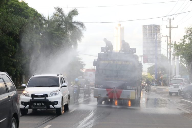Polres Banjarbaru Semprotkan Cairan Disinfektan