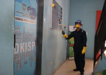 PDAM Intan Banjar Bantu Penyemprotan di Dinas Kominfosandi Kabupaten Banjar