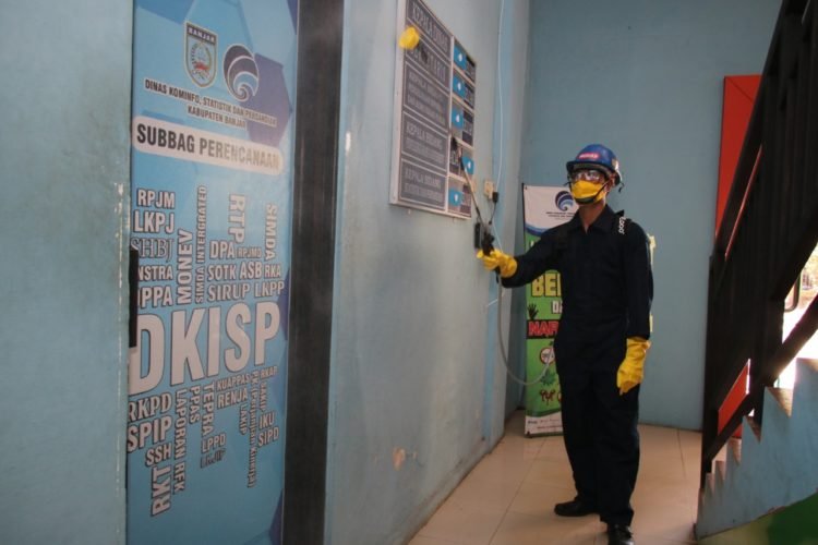 PDAM Intan Banjar Bantu Penyemprotan di Dinas Kominfosandi Kabupaten Banjar