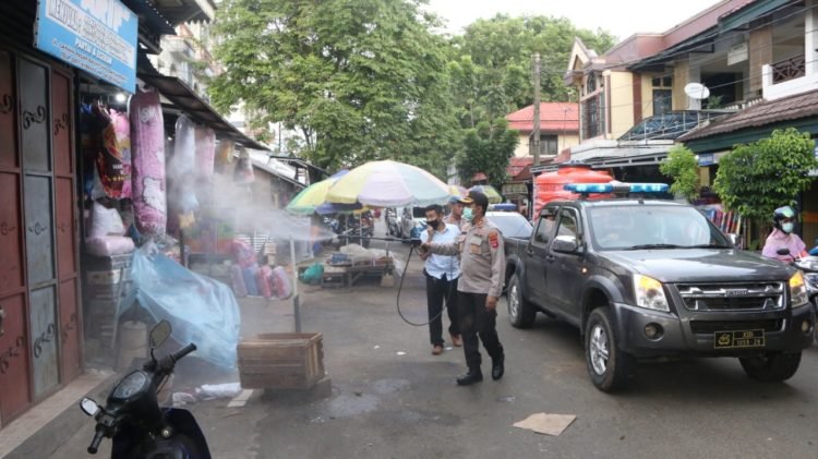 Polres Banjarbaru Pagi Semprot Perkantoran SKPD, Sore Pasar Yang Jadi Sasaran