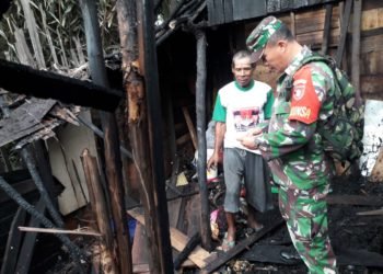 Rumah Supardi Terbakar, Babinsa Langsung Turun Kelapangan
