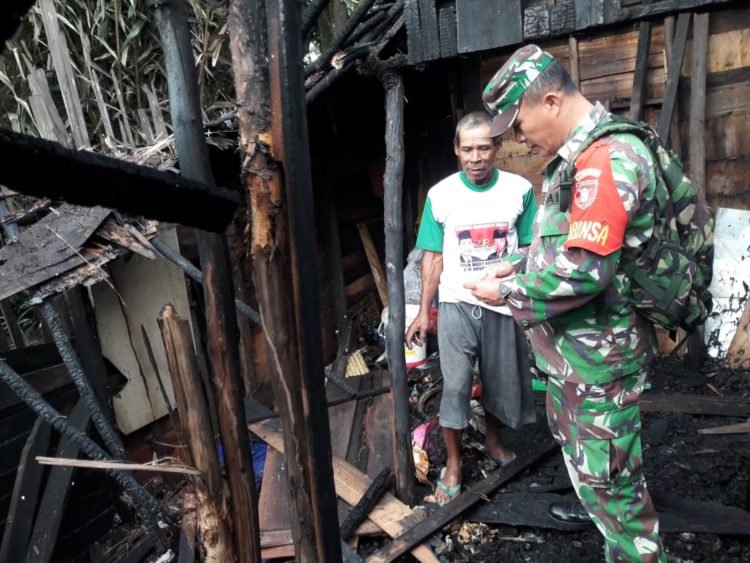 Rumah Supardi Terbakar, Babinsa Langsung Turun Kelapangan