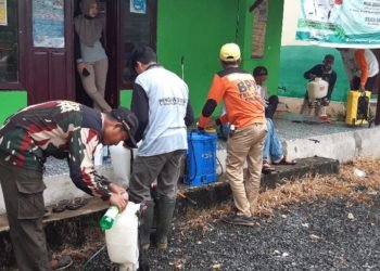 Warga Pingaran Ulu Lindungi Daerah Mereka Dengan Semperotan Desinfektan