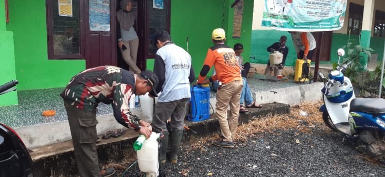 Warga Pingaran Ulu Lindungi Daerah Mereka Dengan Semperotan Desinfektan