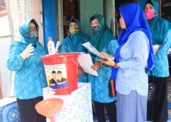 TP PKK Kota Banjarbaru Ajarkan PHBS sekaligus Bagikan APD Kepada Masyarakat