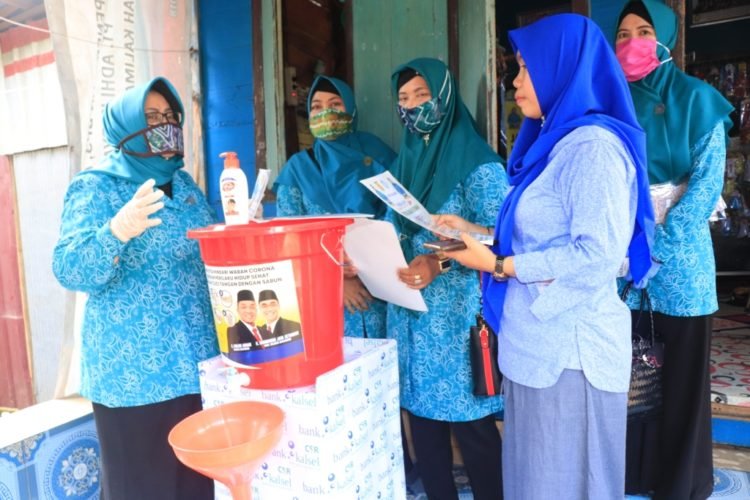TP PKK Kota Banjarbaru Ajarkan PHBS sekaligus Bagikan APD Kepada Masyarakat